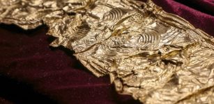 Cinturón Dorado Ornamentado Único De La Edad del Bronce Descubierto Cerca De Opava, República Checa