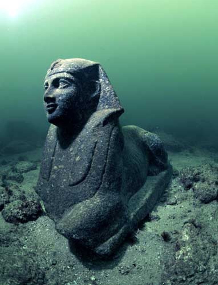 Today, these ancient statues are like forgotten memories of the past. © Franck Goddio/Hilti Foundation, photo: Christoph Gerigk