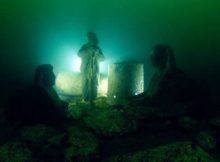 Mysterious ancient figures buried beneath the water. © Franck Goddio/Hilti Foundation, photo: Christoph Gerigk