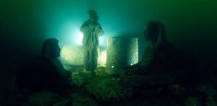 Mysterious ancient figures buried beneath the water. © Franck Goddio/Hilti Foundation, photo: Christoph Gerigk