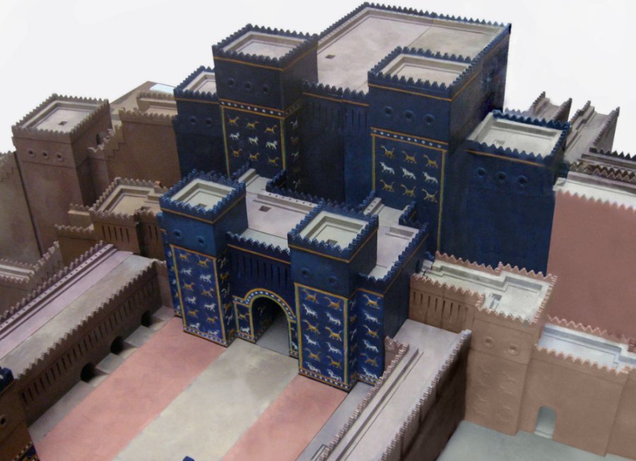 Model of the gate; the double structure is clearly recognisable.