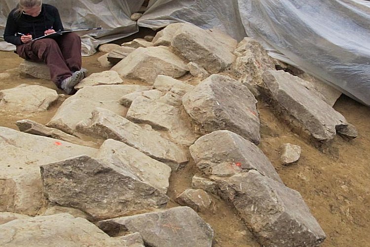 Drawing documentation of large blocks that form the outer face of the wall. Photo by M.S. Przybyła