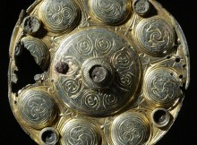 Mounting from a reliquary, produced in Northumbria in the 8th century. The mounting have been modified and was used as a brooch. It was found in a woman's grave from the second part of the 9th century, in Buskerud, Norway. Copyright: Museum of Cultural History