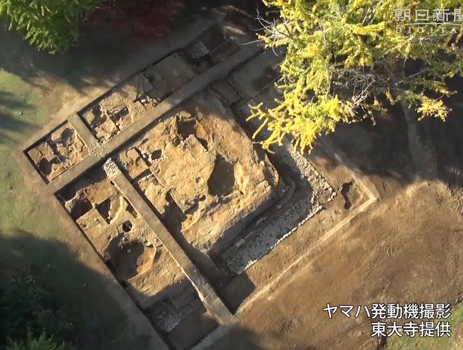 The structure’s foundation, which is believed to date from the Kamakura Period, was about 27 meters wide per side. Each of the pagoda’s north, south, east and west faces had a three-span structure. The area on which the building stood was about 17 meters wide per side. Credits: The Asahi Shimbun