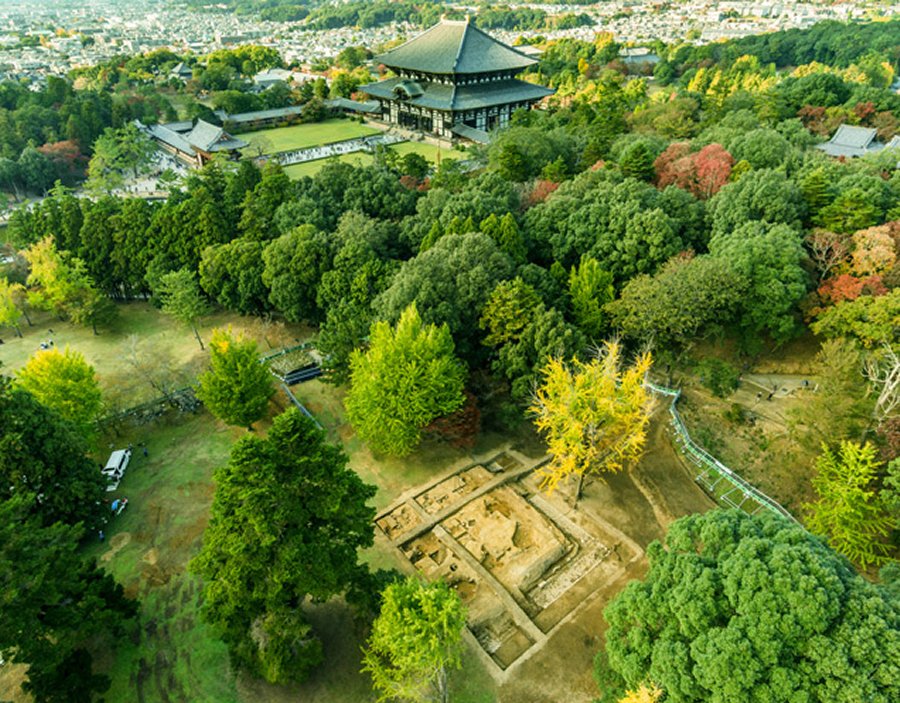 The site of Toto (east pagoda) at Todaiji temple in Nara, with the Great Buddha Hall visible in the background (Photo by the Nara National Research Institute for Cultural Properties and Yamaha Motor Co.; provided by Todaiji)