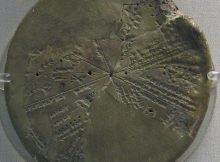 Part of a circular clay tablet with depictions of constellations (planisphere); the reverse is uninscribed; restored from fragments and incomplete; partly accidentally vitrified in antiquity during the destruction of the place where it was found. Found in Kuyunjik, ancient Nineveh, in the so-called “Library of Ashurbanipal”. Neo-assyrian period.