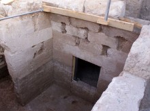The vaults of the side chambers, however, are preserved in an excellent condition. In the interior of the southern side chamber there is a stone pedestal, upon which the bier of the deceased had been placed. Credits: Ephorate of Antiquities of Pella