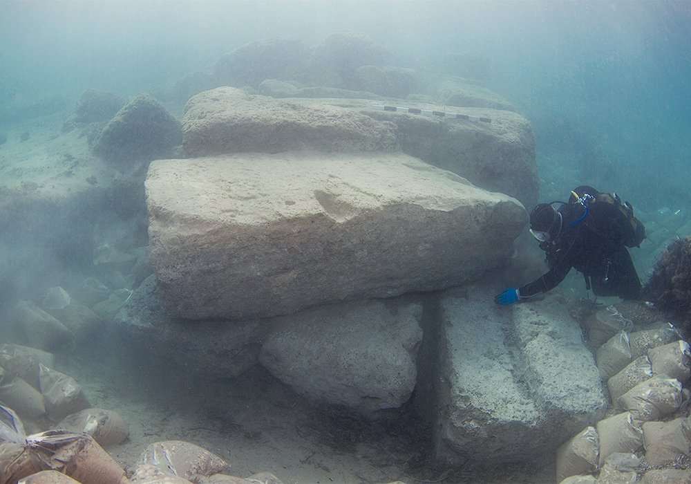 Archaeologist investigating the outer part of the entrance canal (V. Tsiairis)