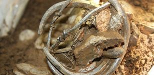 Experts believe the hoard was buried around the end of the 870s, in the period following Alfred’s decisive defeat of the Vikings at Edington in 878, a victory which lead to the unification of England. © PAS