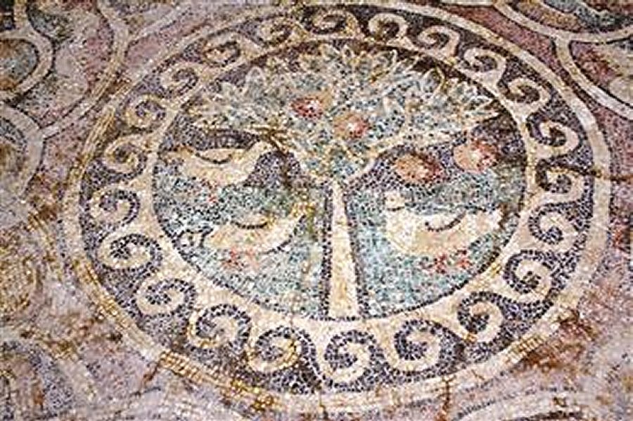 Experts see many patterns in the mosaics such as ropes, geometric shapes and flowers, and they are all designed as a composition arrangement. AA photos.