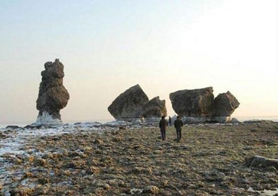 Some parts of the palace can be seen during low tide. Photo: Liaoshen Evening News