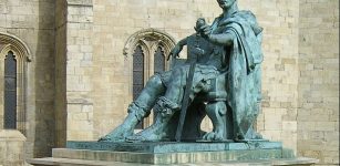 Statue of Constantine in York , the city where he was proclaimed emperor.