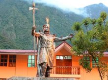 Staty av Pachacutiq i Machupicchu Pueblo i Peru.