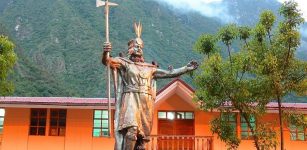 Staty av Pachacutiq i Machupicchu Pueblo i Peru.