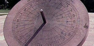 A simple astronomic instrument, the 'gnomon' used to calculate the time, season, and so on) is composed of a vertical gnomon and a horizontal ruler. Image: Cultural China