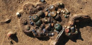 Jewellery made of glass beads, bronze pendants and a quartz crystal. Credits: Bartosz Świątkowski