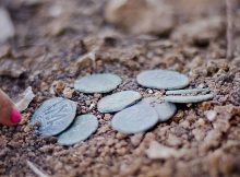 The excavated coin hoard (Photo: Yoli Shwartz, courtesy of the Israel Antiquities Authorit.y (IAA)