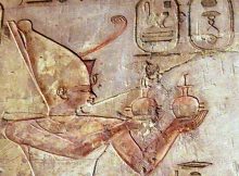 Psammetichus I adoring Ra-Harakhte - Pabasa's tomb in the Theban Necropolis - 26th dynasty of Egypt. Using the milk-jug hieroglyph in text in front of Pharaoh, (and two milk jugs in hands): "Making (offering of) Milk". Image credit: Wikipedia