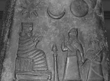 This is another Meli-Šipak-dated kudurru depicting the king presents his daughter to the goddess Nannaya. The crescent moon represents the god Sin, the sun the Shamash and the star the goddess Ishtar. Kassite period, taken to Susa in the 12th century BC as war booty. Credits: Louvre/wikipedia