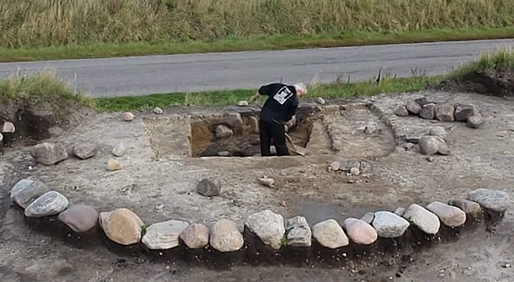 1,000-Year-Old Tomb Of Famous Viking Warrior, Ulv Galiciefarer May