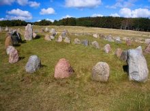 Graves of men are shaped pointy like viking ships or as a triangle, while women's graves are round or oval.