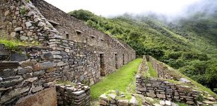 Choquequirao is located 3085 meters above sea level, at the summit of a green mountain on the border of the districts of Cuzco and Apurímac, the Choquequirao Archaeological Park. Credits: Sumaq. Peru