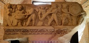 Frieze-archivatre representing Cupids, from the first order of the cells internal decoration from. Image via Wikipedia