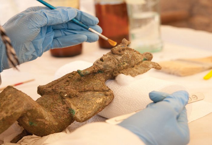 favissaosirisstatuette12 Conservation of an Osiris statuette (© CFEETK-CNRS-MoA: J. Maucor).