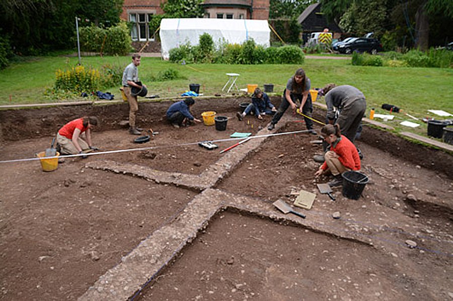 Students excavating the winter camp. Image: Cat Jarman, University of Bristol