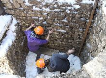 Researchers pack the shaft at Augusta Raurica with snow. File photo: Peter-Andrew Schwarz