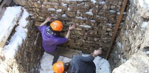 Researchers pack the shaft at Augusta Raurica with snow. File photo: Peter-Andrew Schwarz