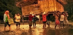 Bayanihan tradition to move he entire house