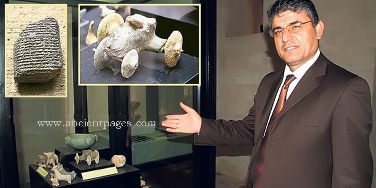 The world’s earliest toy car (L) and title deed, unearthed at excavation sites in Mardin’s Kiziltepe district, are on display at the Mardin Museum. (Photo: Cihan)