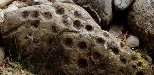 Cup-marks. Clava cairns. Photo credits: historicscotlandimages.gov-uk