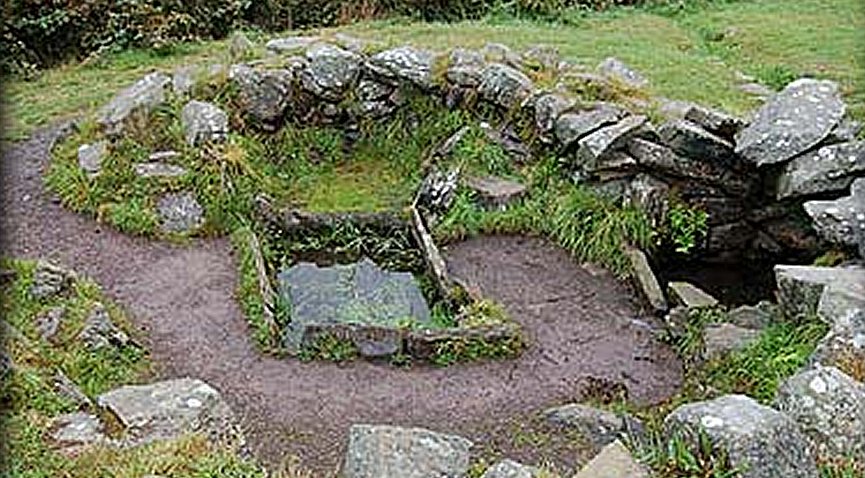 The structures are usually found alone, but have also appeared in groups of two to six, spaced as close as 16 or so feet from one another, forming an archaeological complex. Credits: ancient ireland.org
