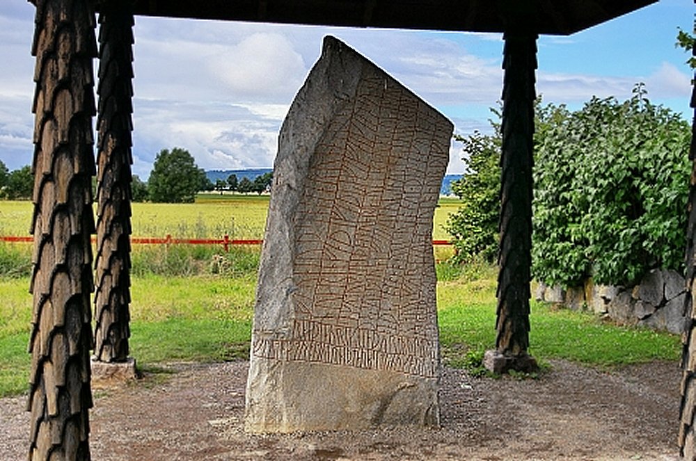 As many as 725 runes – being of a Swedish–Norwegian runic alphabet of 16 characters - bear readable (sometimes difficult to interpret) text containing verses of epic character, allusions to heroic myths, hero songs, legends and secret formulas, probably a curse. Photo:visitostergotland.se/