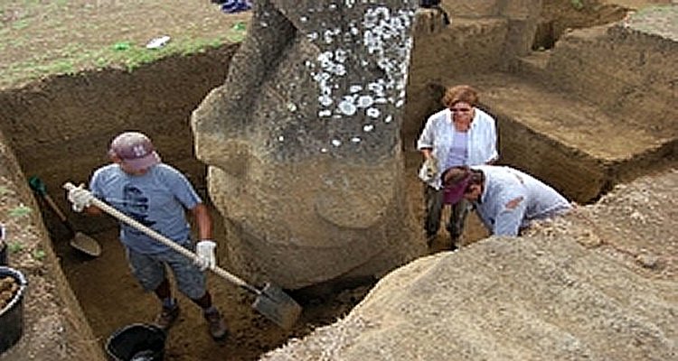 Van Tilburg with two workers from her Rapa Nui team of diggers. Image credit: EISP.ORG