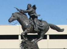 Equestrian bronze of Villa in Chihuahua, Chihuahua. Image credit: Lyricmac - CC BY-SA 3.0