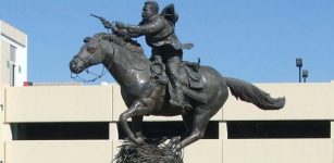 Equestrian bronze of Villa in Chihuahua, Chihuahua. Image credit: Lyricmac - CC BY-SA 3.0