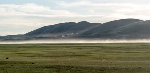 The sand dunes of Mongol Els jutting out of the steppe in Mongolia. Many of these desert barriers only appeared after the Last Glacial Maximum (~20,000 years ago). © Nils Vanwezer