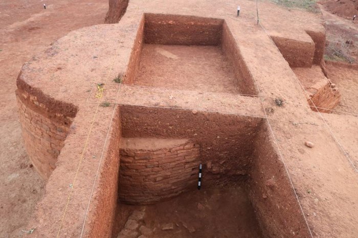 Elliptical brick structure - View from North The excavation revealed the presence of brick-built structures in different sizes and forms.