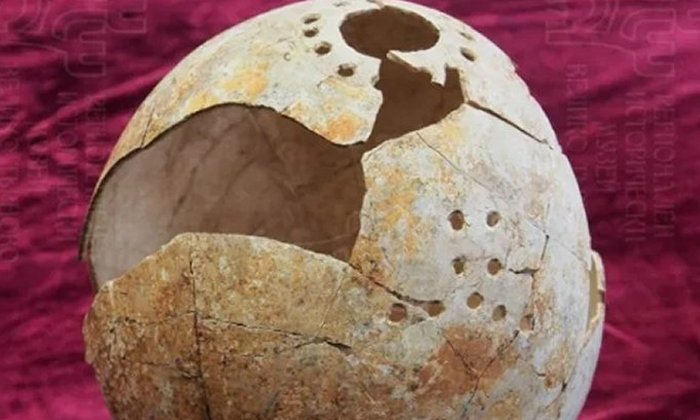 The ostrich egg vessel – of which only the ostrich egg has been found – was dismantled before it was laid in the Thracian warrior’s grave, possibly as part of a burial ritual. Photo: Veliko Tarnovo Regional Museum of History