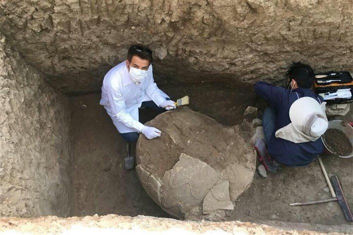 Giant Jar-Tomb in the sole Historical Hill of Isfahan