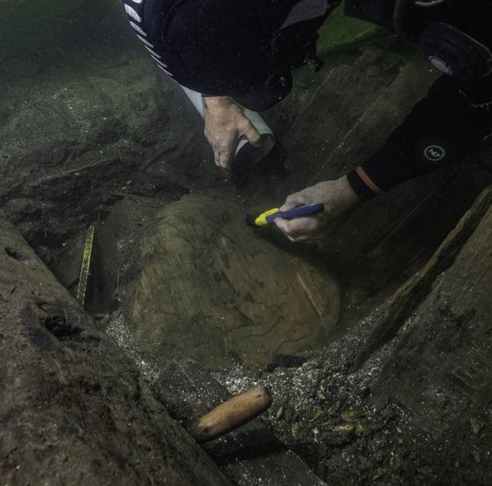 Diver examines the wooden barrel. Image credit: Brett Seymour)