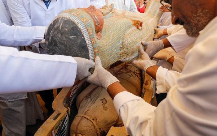 Archaeologists remove the cover of an ancient painted coffin discovered at al-Asasif Necropolis in the Vally of Kings in Luxor, Egypt October 19, 2019. REUTERS/Mohamed Abd El Ghany.