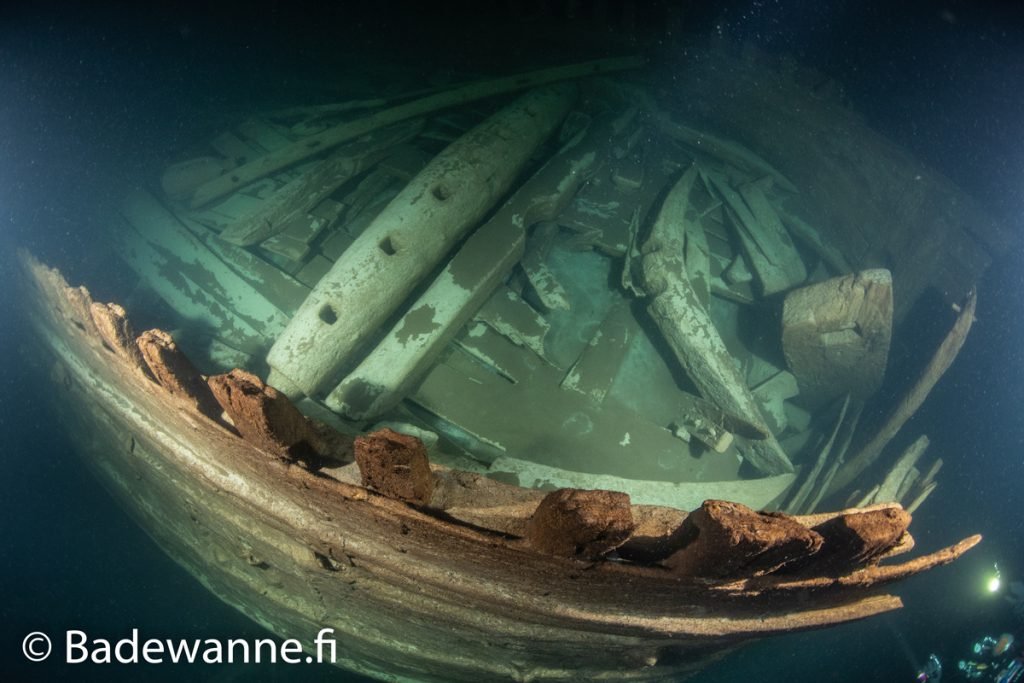 Anchor windlass in the bow, viewed from the starboard side. Badewanne.fi 