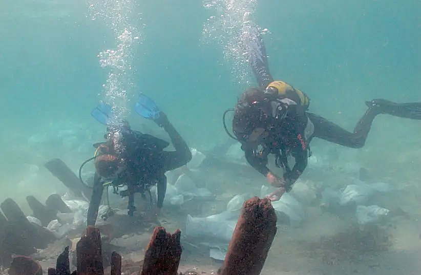 Students Maayan Cohen and Michelle Creisher examine the pottery near the bulkhead at Ma‘agan Mikhael B shipwreck.