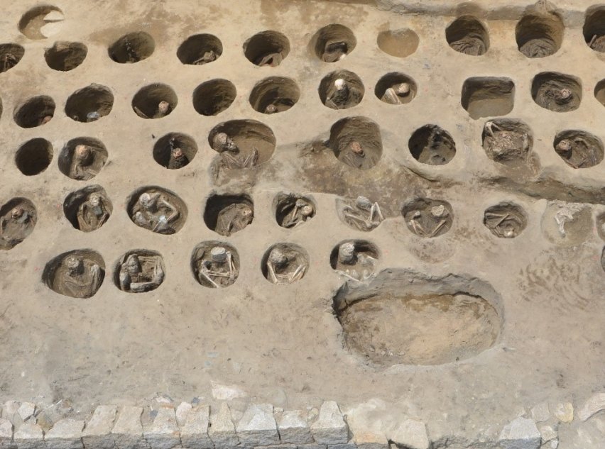 Graves discovered in the southern part of the Umedahaka burial grounds in Osaka’s Kita Ward. (alll photos courtesy Osaka City Cultural Properties Association)