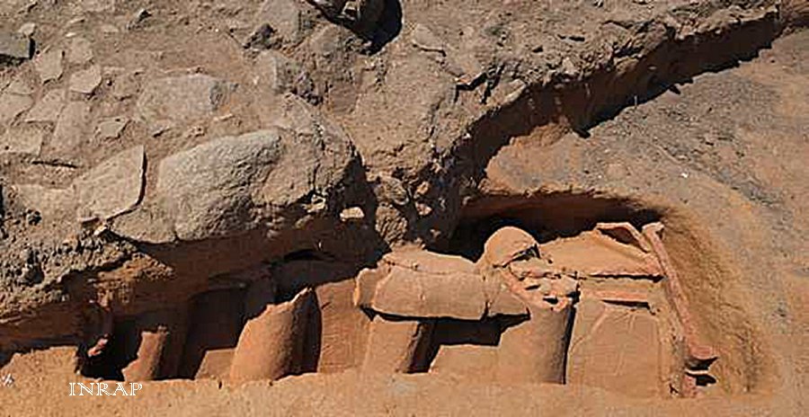 Saddlebag tomb decorated with fingerprint symbols located under the stonework. Photo Inrap.