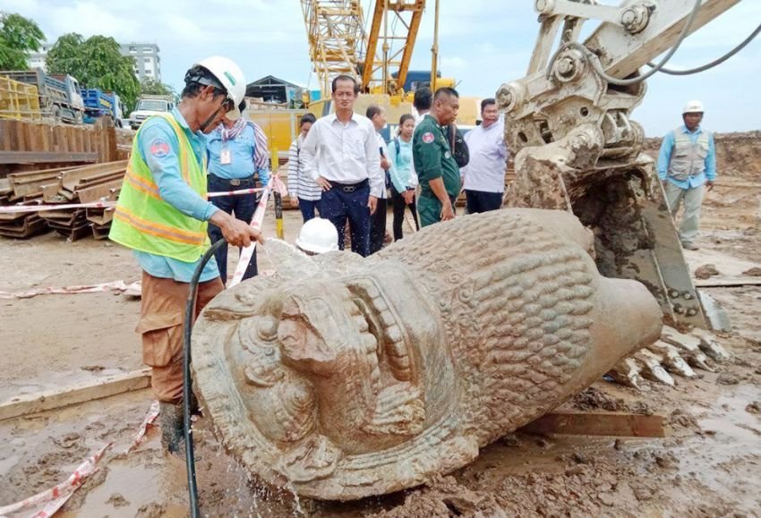 A statue of a lion was found by mine clearance experts while they were digging for a development project along the Tonle Sap River in Phnom Penh's Daun Penh district. CMAC